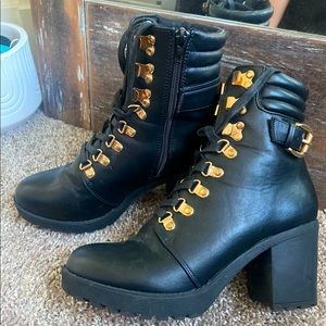 Black gently used size 9 boots